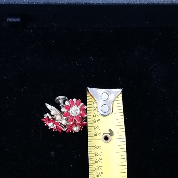 🥳HP🌹VINTAGE SCREW BACK FLOWER EARRINGS - Picture 4 of 6